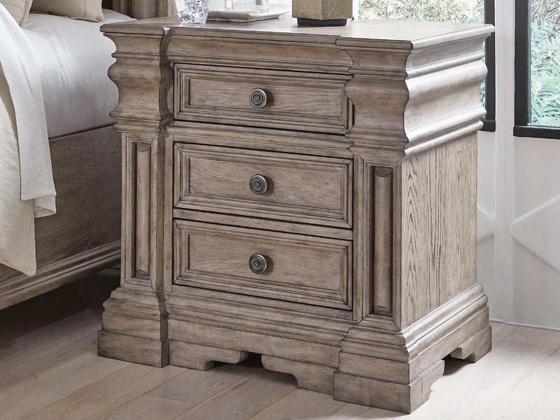 Blairhurst King Panel Bed and 2 Nightstands in Light Grayish Brown - PKG016999
