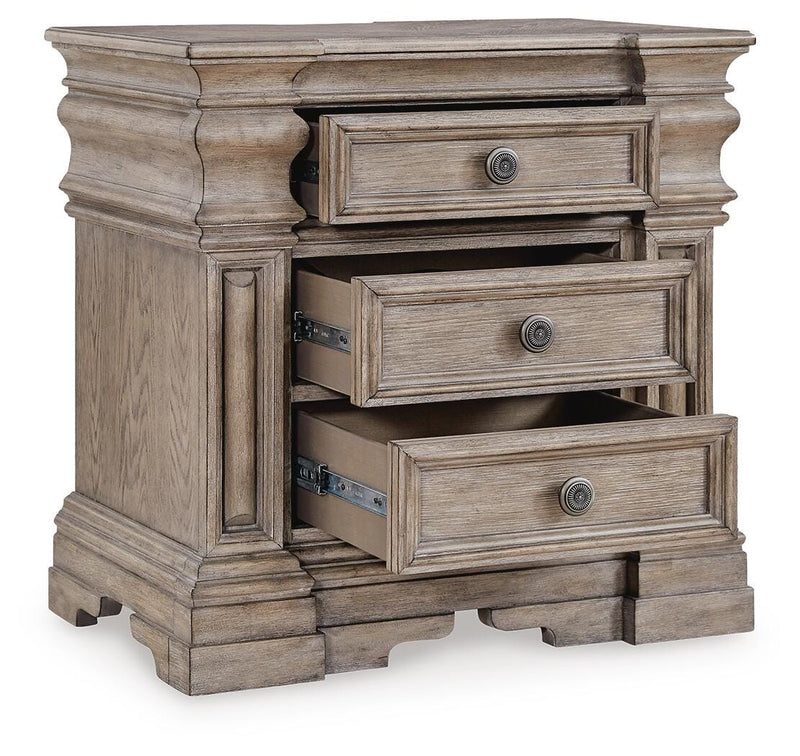Blairhurst King Panel Bed and 2 Nightstands in Light Grayish Brown - PKG016999