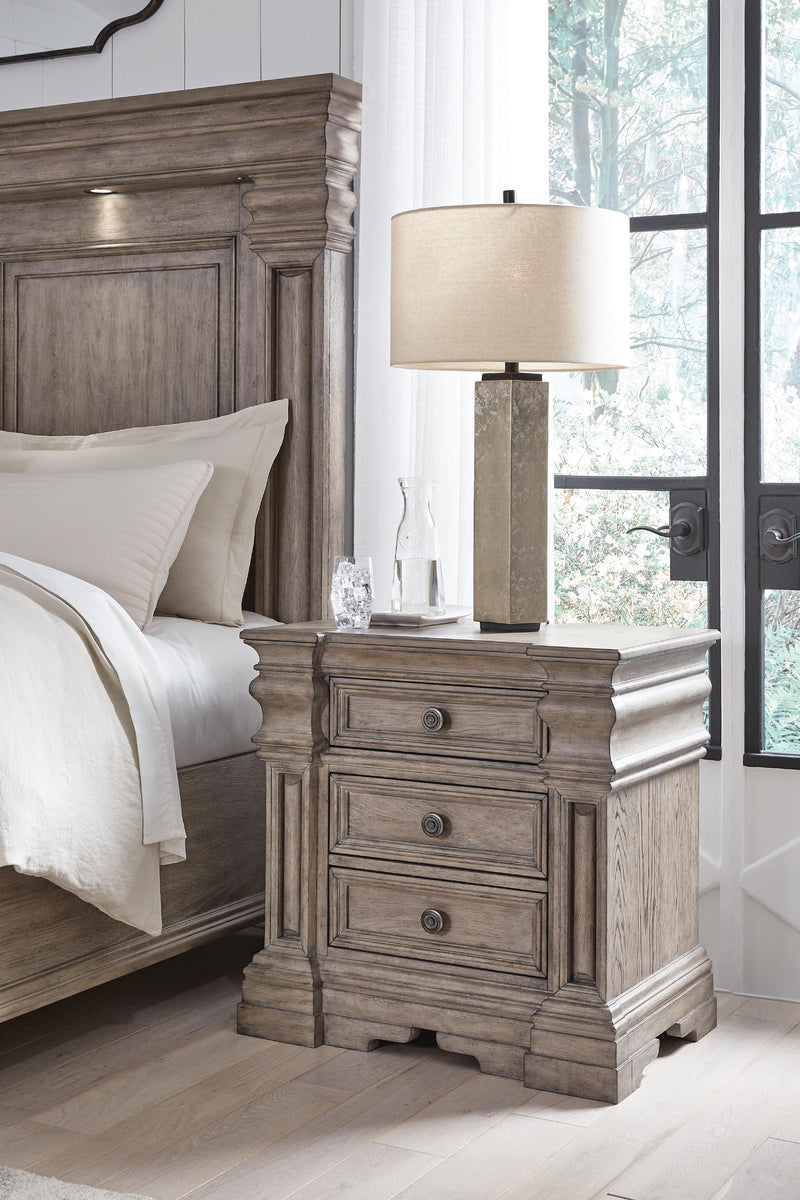 Blairhurst Light Grayish Brown Queen Panel Bed, Dresser, Mirror and 2 Nightstands - B916B10