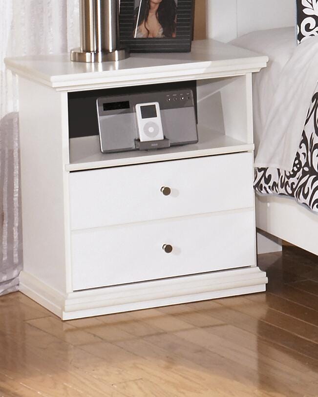 Bostwick Shoals Full Panel Bed, Dresser, Mirror, Chest and 2 Nightstands in White - PKG021565
