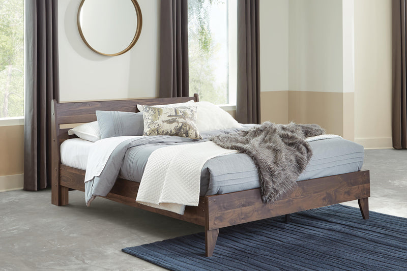 Calverson Queen Panel Platform Bed and 2 Nightstands in Mocha - PKG017867