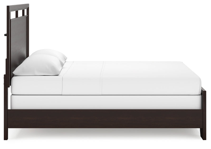 Covetown King Panel Bed with 2 Nightstands in Dark Brown from Ashley - Luna Furniture