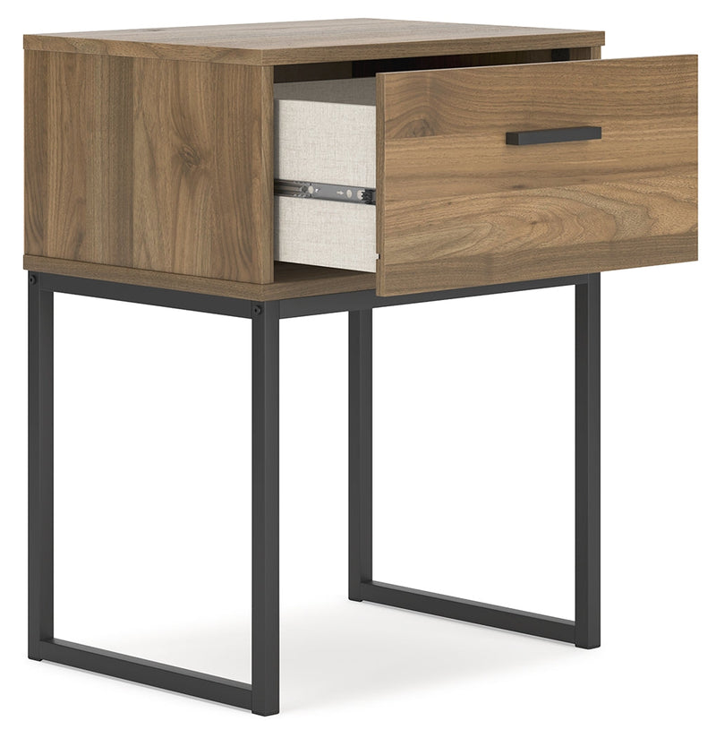 Deanlow Full Platform Panel Bed with 2 Nightstands in Honey - PKG017207