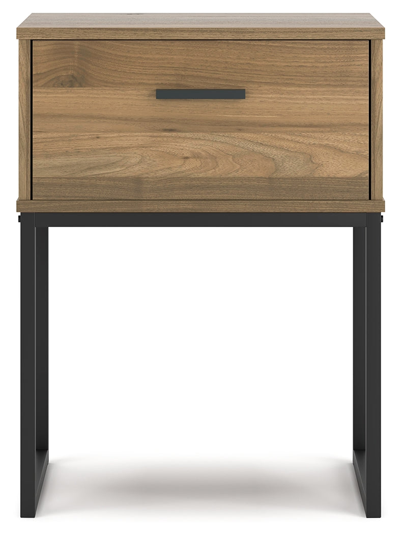 Deanlow Full Platform Panel Bed with 2 Nightstands in Honey - PKG017207