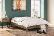 Deanlow Queen Platform Bed with Dresser in Honey - PKG017268