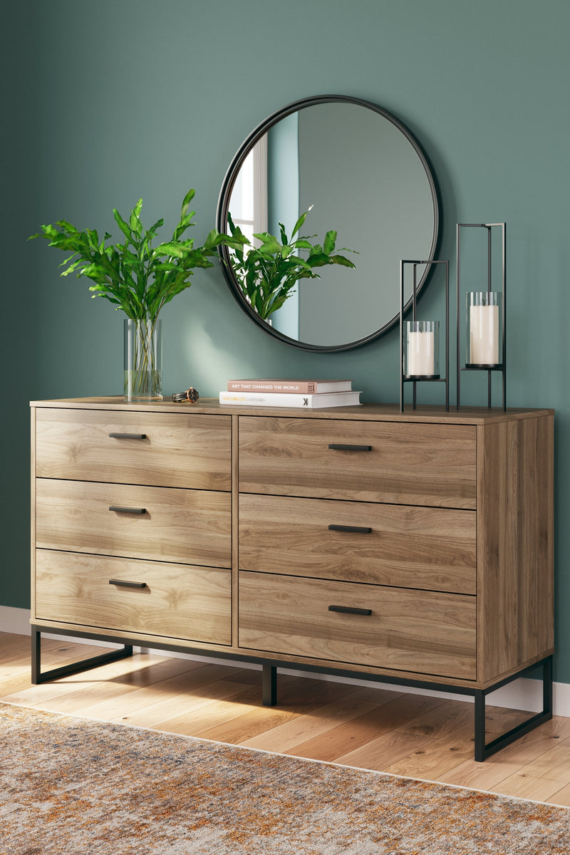 Deanlow Queen Platform Bed with Dresser in Honey - PKG017268