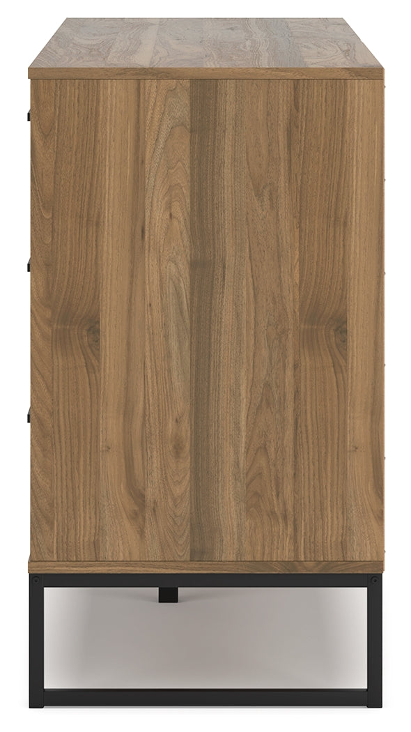 Deanlow Queen Platform Bed with Dresser in Honey - PKG017268