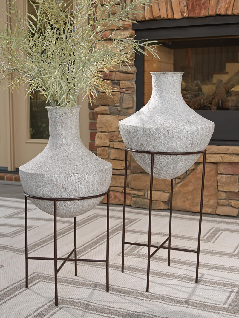 Estonbank Distressed Cream Vase Set - A2000748A1
