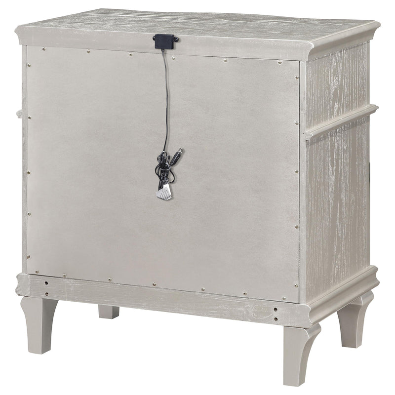 Evangeline 3-drawer Nightstand Silver Oak - 223392
