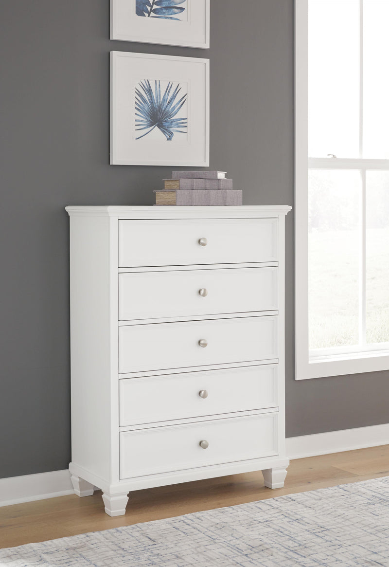Fortman Full Panel Storage Bed, Dresser and Chest in White - PKG023794