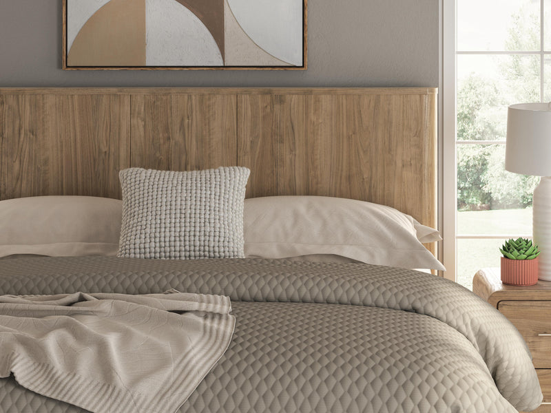 Gramburg Warm Natural Brown King Panel Bed - PCB1121B16