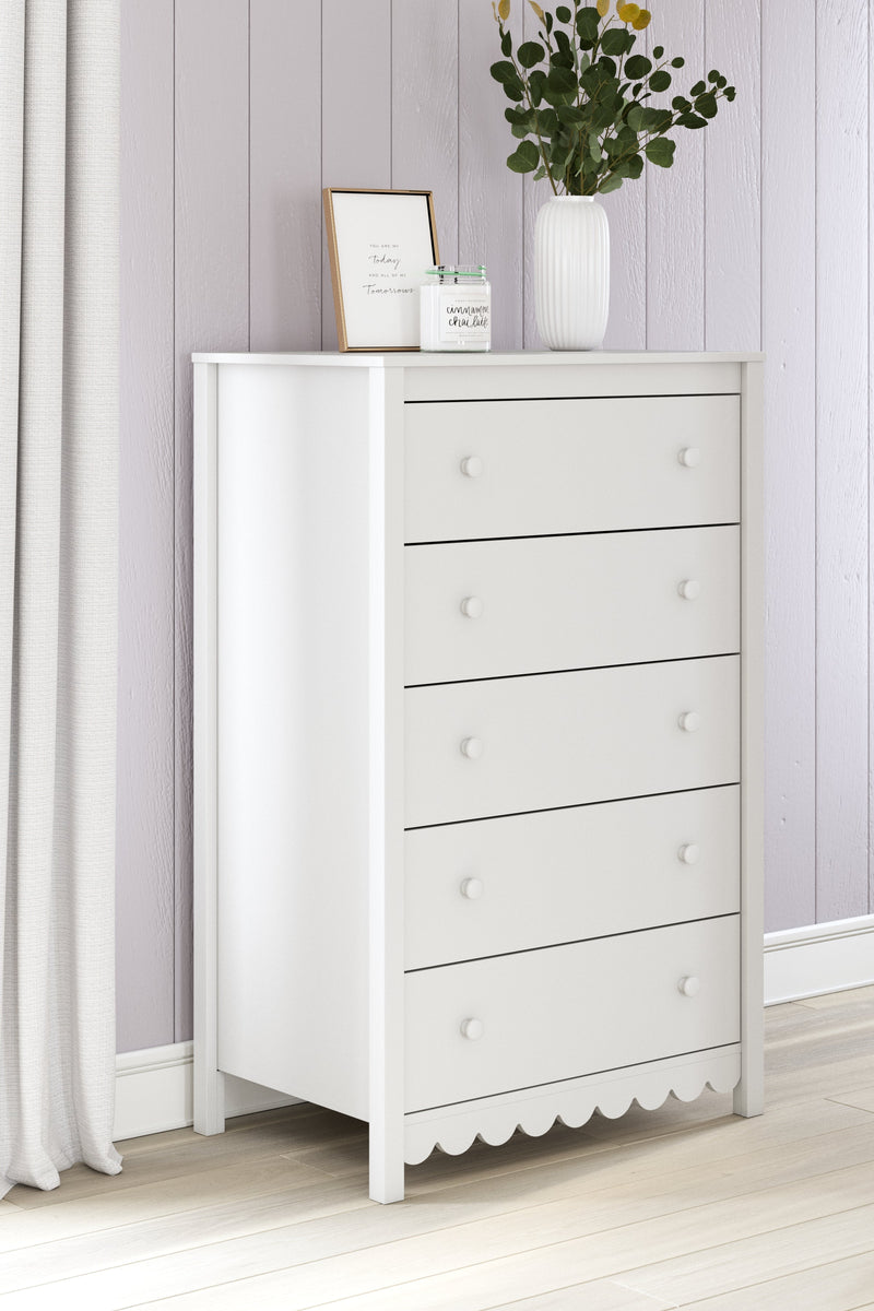 Hallityn Full Panel Headboard with Dresser and Chest in White - PKG018834