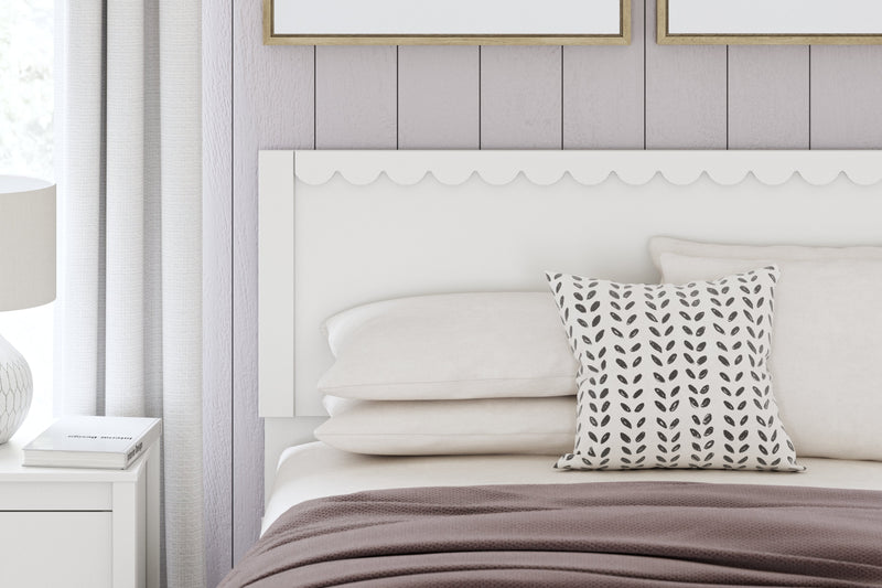 Hallityn Full Panel Headboard with Dresser and Chest in White - PKG018834
