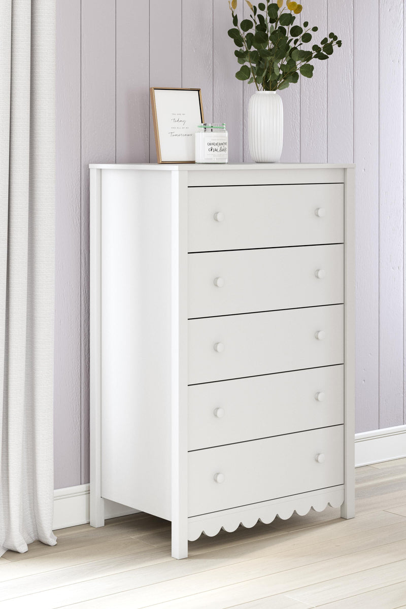 Hallityn Full Platform Bed, Dresser and Nightstand in White - PKG018819
