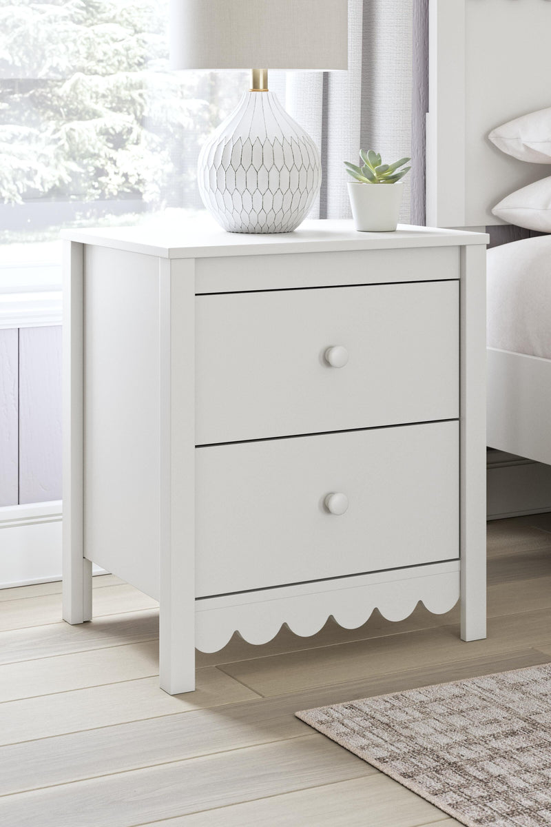Hallityn Full Platform Bed, Dresser and Nightstand in White - PKG018819