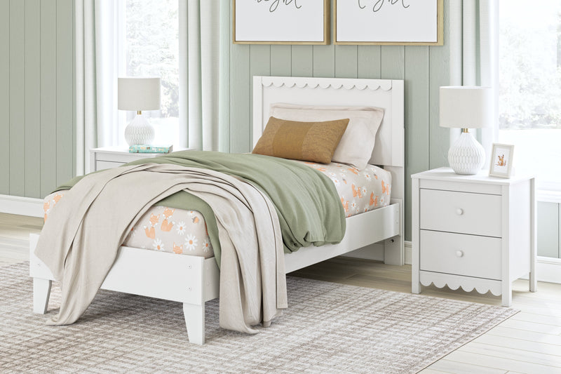 Hallityn Twin Panel Headboard with Dresser and Chest in White - PKG018830