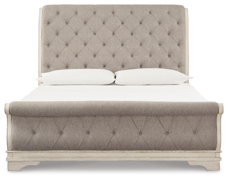 Realyn King Sleigh Bed, Dresser and 2 Nightstands - B743B95