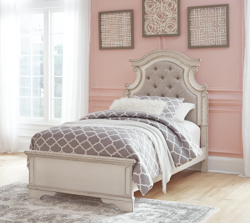 Realyn Twin Panel Bed with Dresser in Chipped White - PKG006712