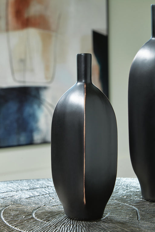 Rhaveney Black Vase - A2000550V