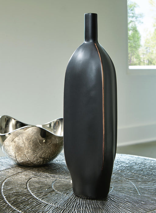 Rhaveney Black Vase - A2000551V