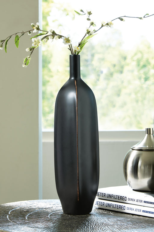 Rhaveney Black Vase - A2000552V