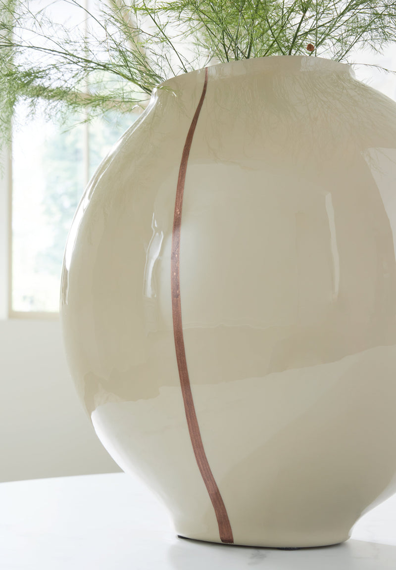 Sheabourne Cream Vase - A2000702
