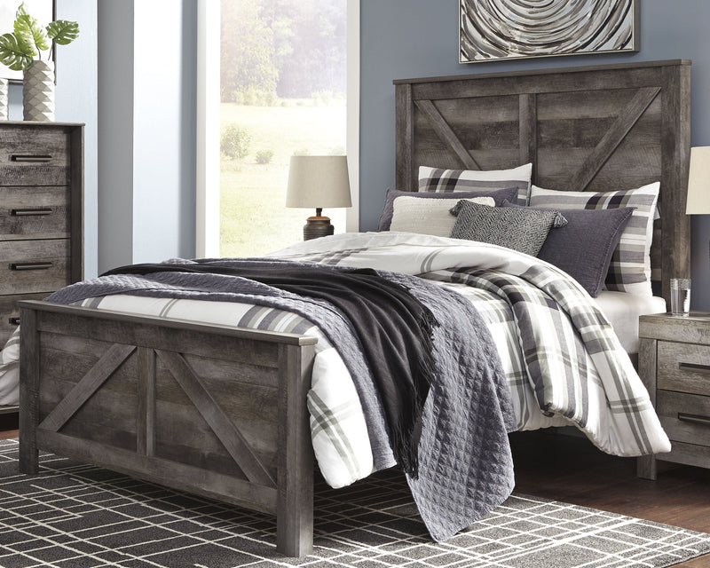 Wynnlow Queen Crossbuck Panel Bed with Mirrored Dresser, Chest and Nightstand in Gray - PKG005700