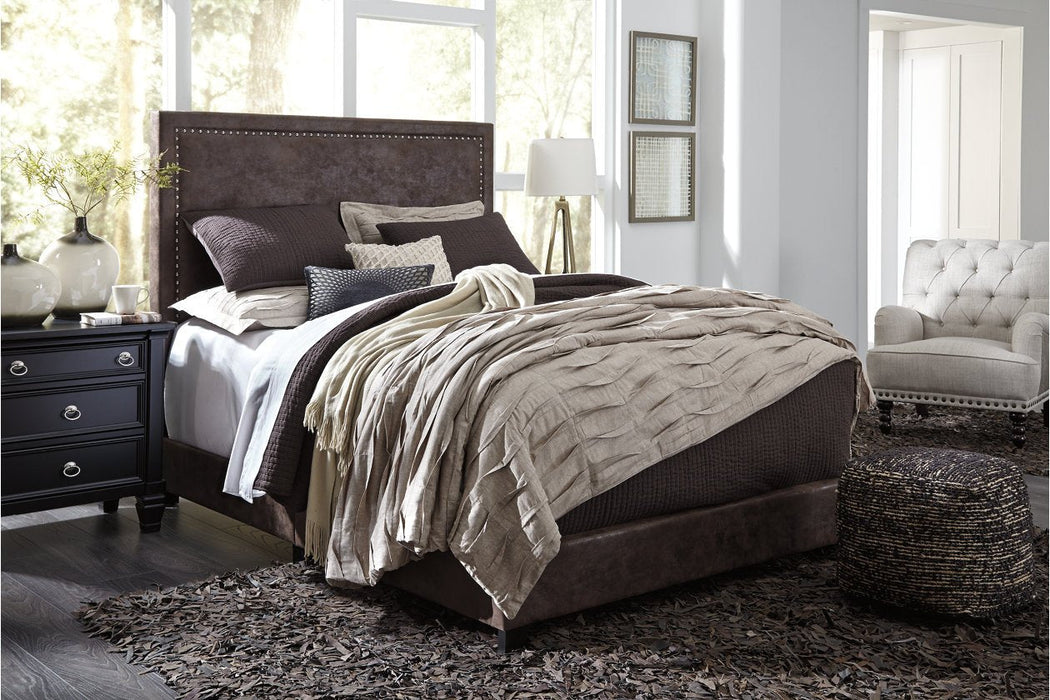 Dolante Brown Queen Upholstered Bed - B130-281 - Gate Furniture