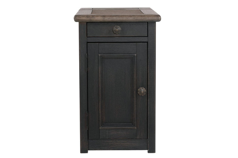 Tyler Creek Grayish Brown/Black Chairside End Table with USB Ports & Outlets - Gate FurnitureEnd Table Chair Side